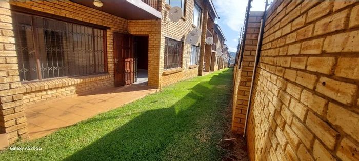 Meredale Apartment To Rent: Ground-floor unit, secure complex, patio, garden access.