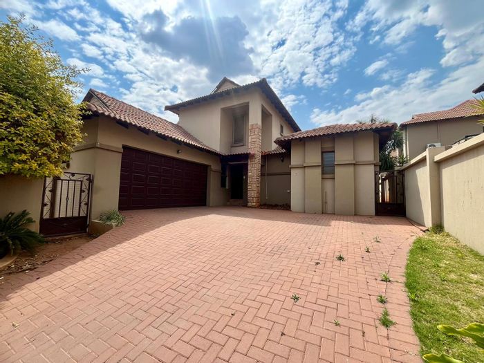 Cluster home in Strubensvallei to rent: security, splash pool, and spacious layout.