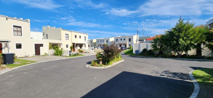 Wynberg Townhouse For Sale: 2 beds, private garden, secure complex, great investment.