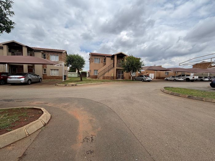 For Sale: Townhouse in Protea Glen Ext 11 with security, parking, and play areas.
