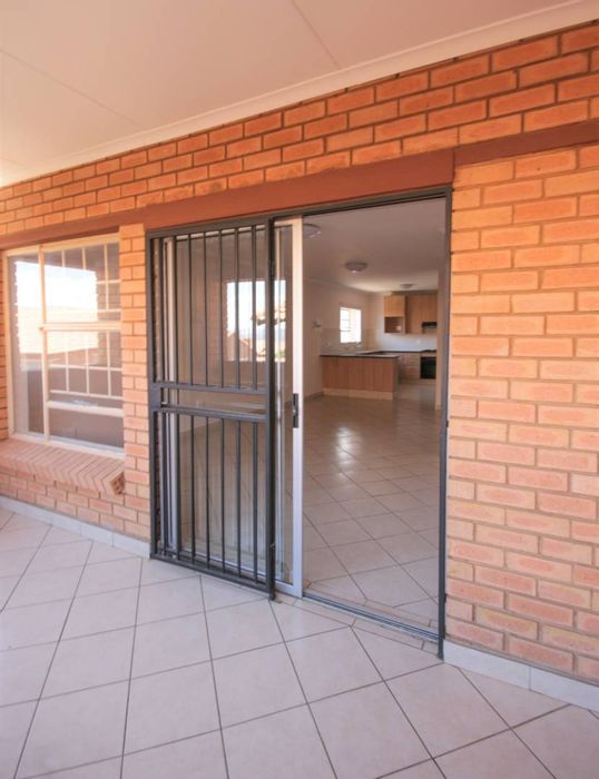 Hazeldean Apartment To Rent: 2 Bedrooms, 2 Bathrooms, Private Entrance, Prepaid Electricity.