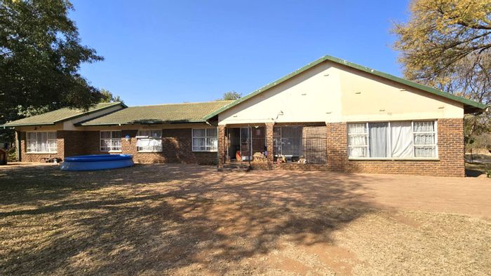 Rietfontein House To Rent: 4 bedrooms, spacious garden, borehole water, private courtyard.