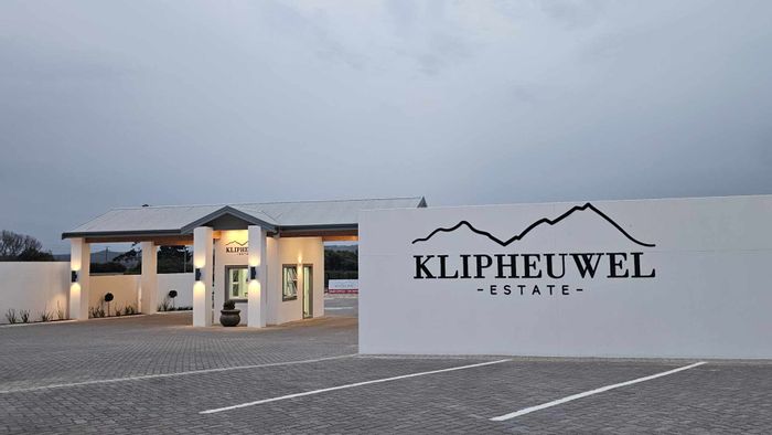 House for Sale in Fraaiuitsig: 24/7 security, pet-friendly, customizable home plans.