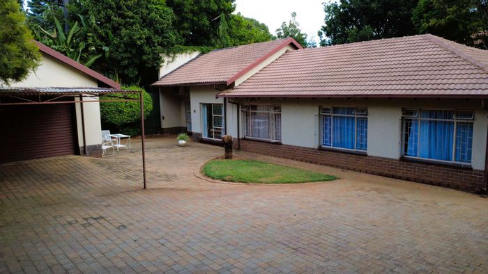 Rietondale House For Sale: 3 bedrooms, flat, double garage, spacious living areas.