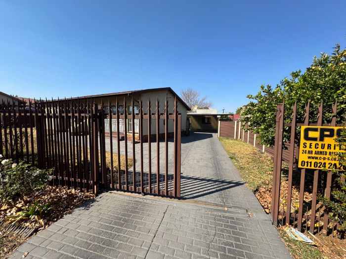 Verwoerdpark House For Sale: Family home with flatlet, pool, and ample parking.