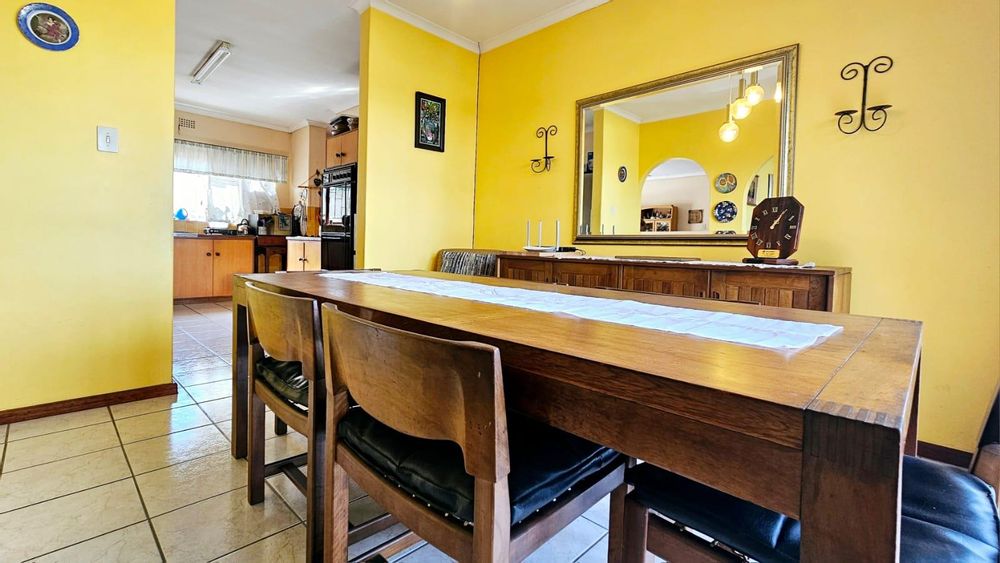 Dining room through to kitchen. 