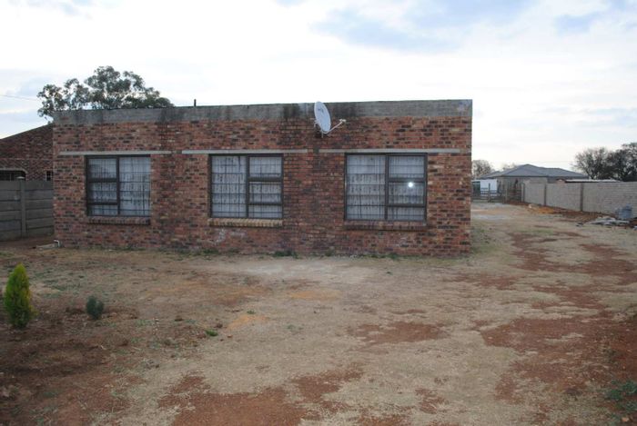 Riversdale House For Sale: 3 Bedrooms, 1 Bathroom, Spacious 1191 m² Lot.