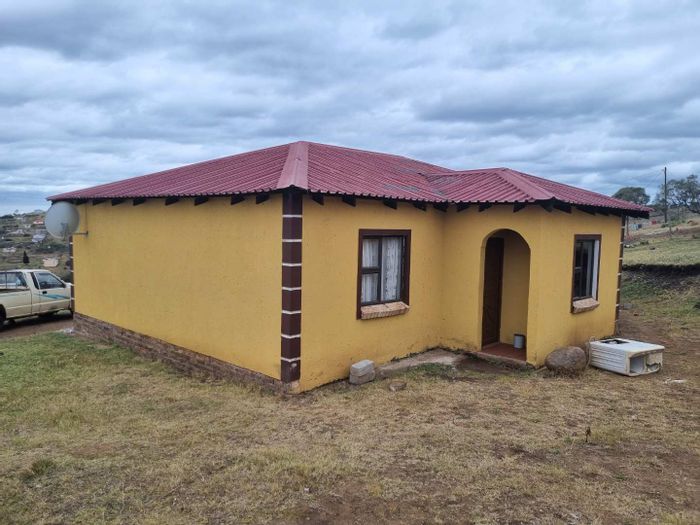 East London Rural House For Sale: Spacious yard, valley views, customizable bathroom.