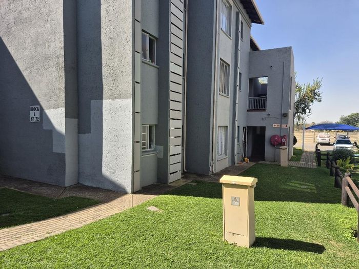 For Sale: Clearwater Estate Apartment with 2 bedrooms, pool, and secure amenities.