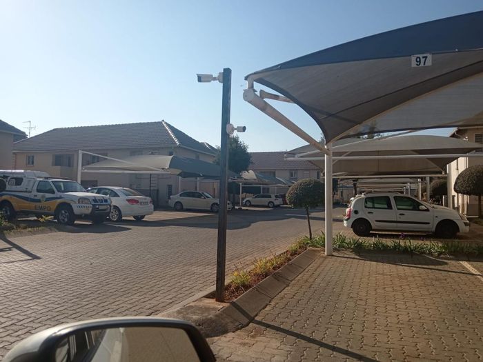 Klippoortje Apartment For Sale: 1 Bed, Fiber Internet, Covered Parking, Open Plan Living.