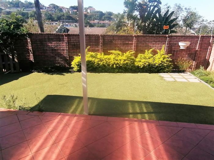 Umgeni Park Townhouse To Rent: Pool, garden, guest room, pet-friendly, parking available.