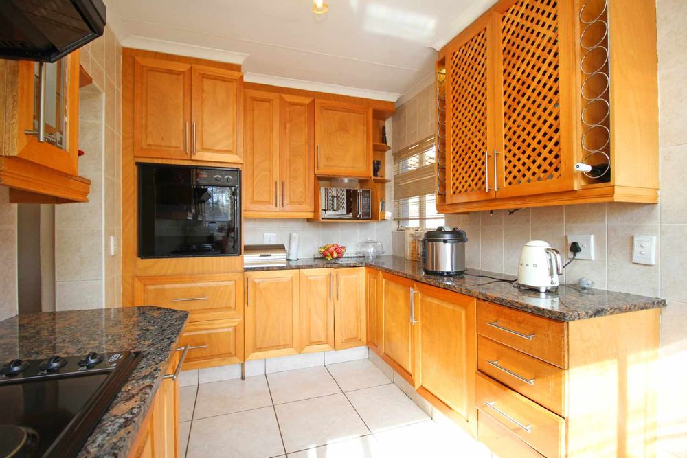 Kitchen with a gorgeous organic earthy and homely feel.  The classic natural oak wood finishes creates a warm, timeless and durable space, leveraging oak's natural grain and strength.  