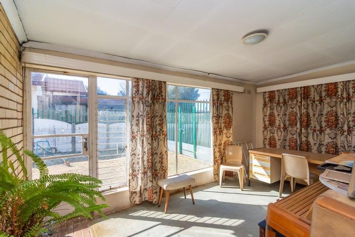 Witpoortjie House For Sale: Spacious sunroom, ample parking, versatile rooms, large backyard.