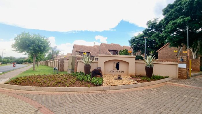 For Sale: Apartment in Mooikloof Ridge with pool, tennis court, and secure parking.