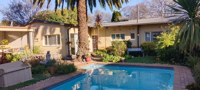For Sale: House in Comet with pool, garden, bar, and garage.