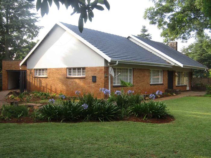 Rynfield House To Rent: 3 Bedrooms, spacious garden, parking, and storage options.