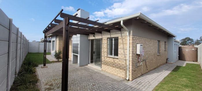 For Sale: House in Mooikloof Country Estate with 3 beds, garage, and amenities.