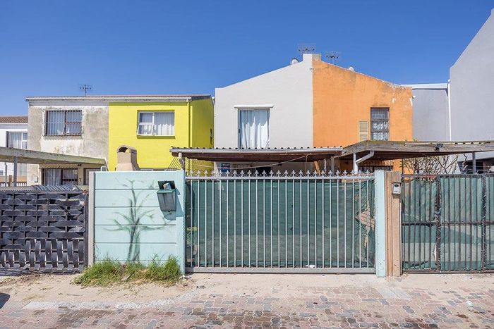 For Sale: Townhouse in Summer Greens with three bedrooms and inviting living space.