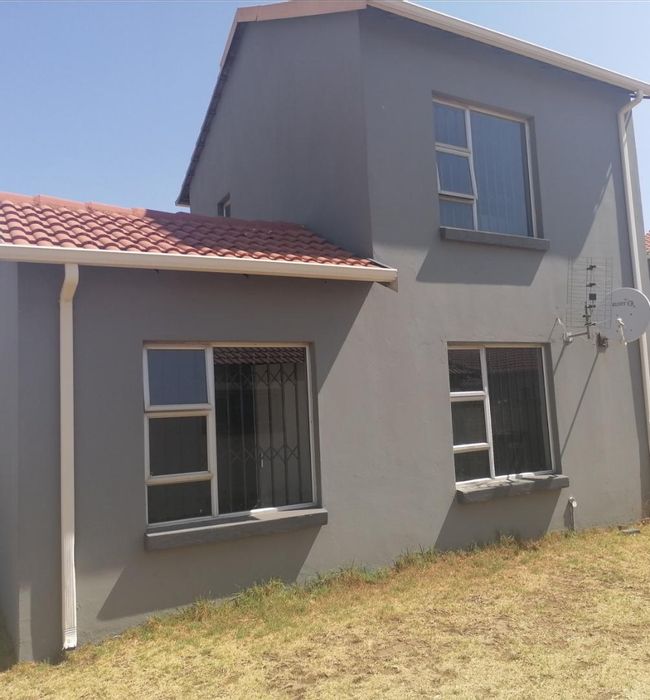 For Sale: House in Sharon Park with open-plan living, 24-hour security, and ensuite.