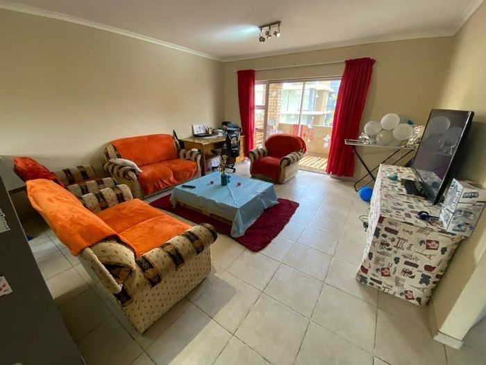 Klein Windhoek Apartment For Sale: 2 Bedrooms, Airbnb potential, near Maerua Mall.