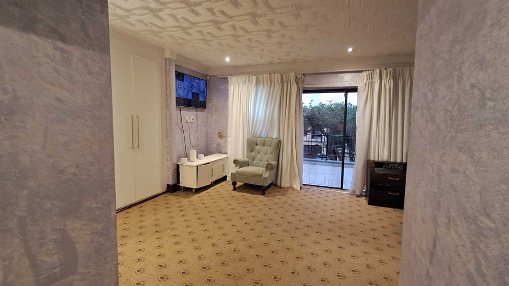 Bedroom 2: Main bedroom 