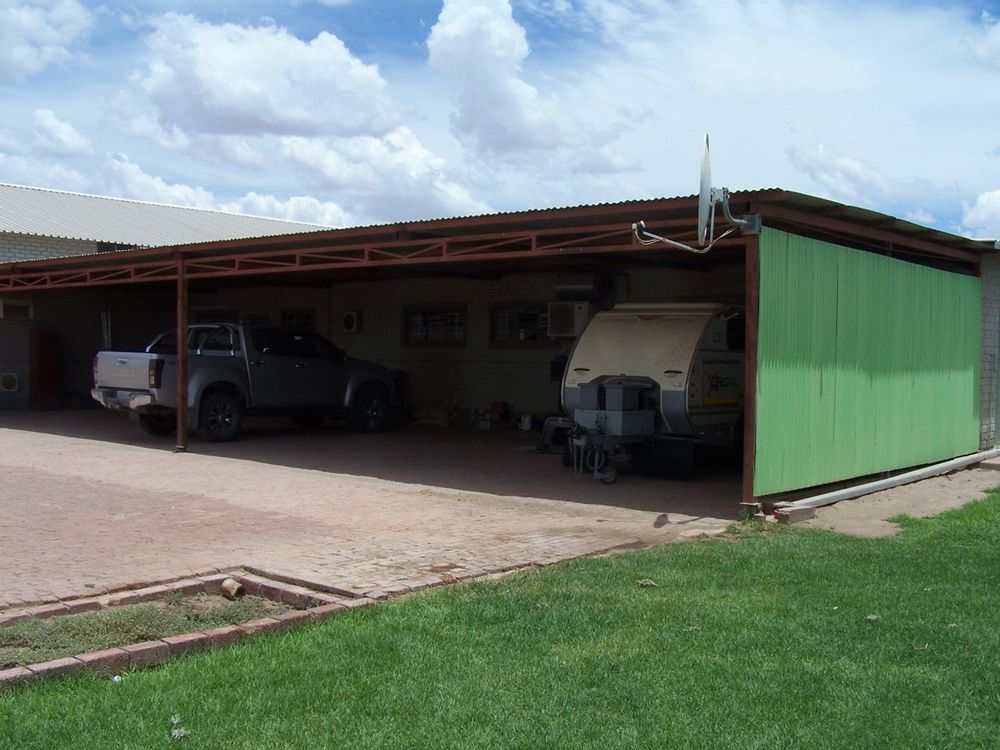 Residence carport