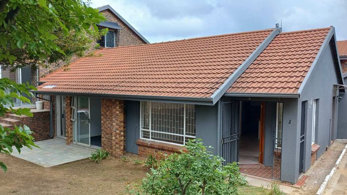 Hurlingham Manor Cottage To Rent: 3 Bedrooms, Open-plan Living, Secure Parking.