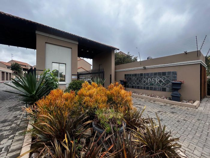 For Sale: 2-Bedroom Townhouse in Glen Marais with pool, security, and parking.