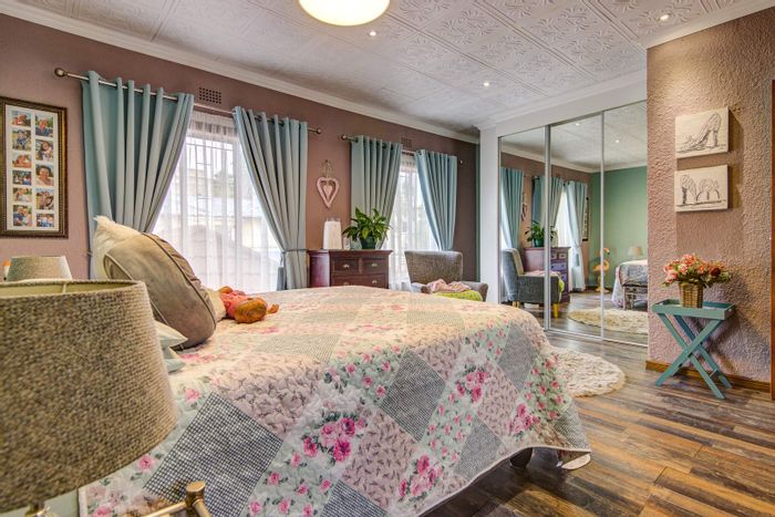 Primrose Hill Townhouse For Sale: Spacious lounge, kitchen, entertainment area, and garage.