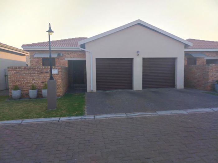 For Sale: 3-Bedroom Townhouse in Pomona, near Brentwood Park Mall and gym.