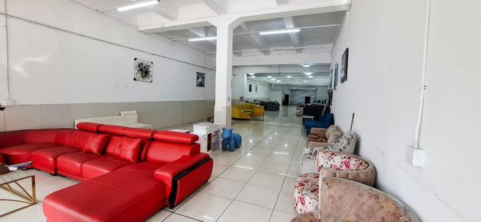 Durban Central Business Unit To Rent: 430 m², prepaid utilities, high visibility.