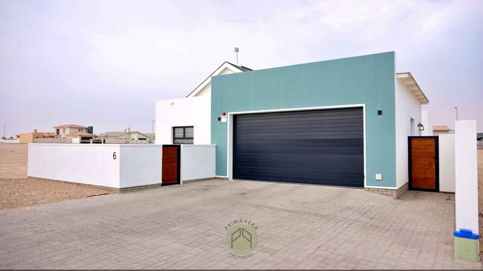 For Sale: Townhouse in Swakopmund Ext 19, 3 beds, courtyard, double garage.