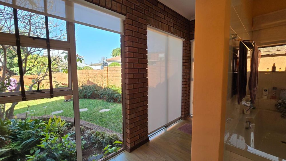 Sun room next to main en-suite bathroom