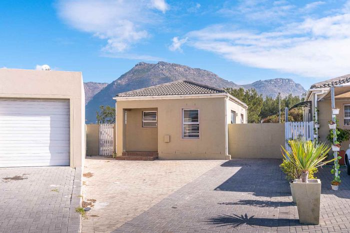 Property #2239226, House for sale in Muizenberg