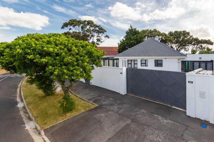 For Sale: House in Athlone with pool, sunroom, and secure parking.