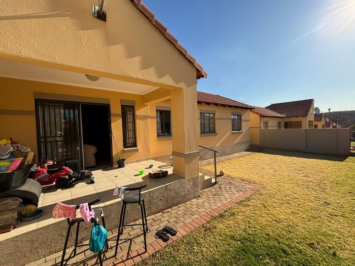Mooikloof Ridge Townhouse For Sale: 3 beds, double garage, estate amenities.