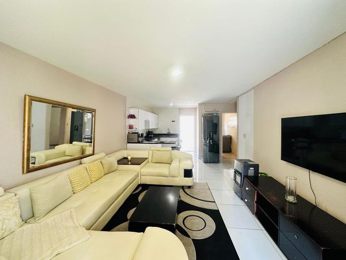 Townhouse For Sale in Florentia: 3 bedrooms, pool, secure complex, parking included.