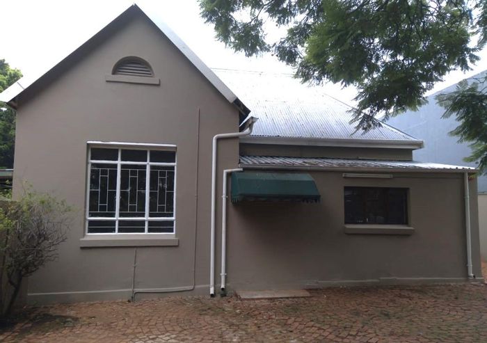 Gezina Apartment To Rent: Private rooms, shared kitchen, close to Steve Biko Hospital.