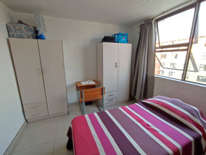 Wynberg Apartment For Sale: 24hr security, parking, laundry, near amenities.