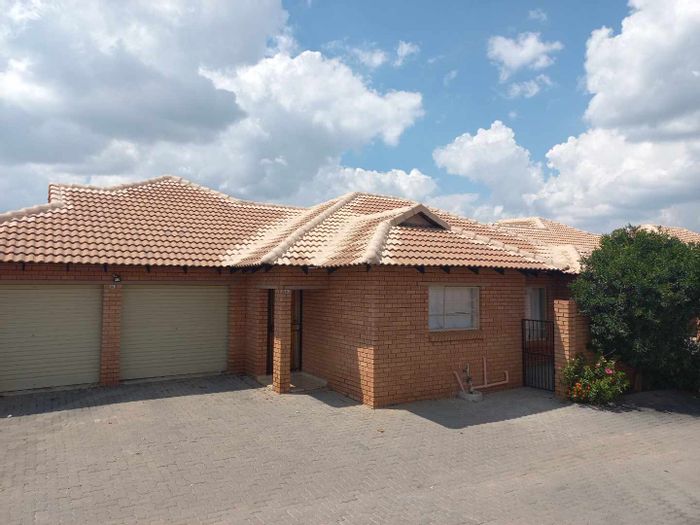Property #2208185, Townhouse For Sale in Hazeldean