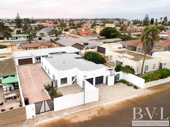 Vineta House For Sale: 3 beds, 2 baths, plus separate flat, double garages.