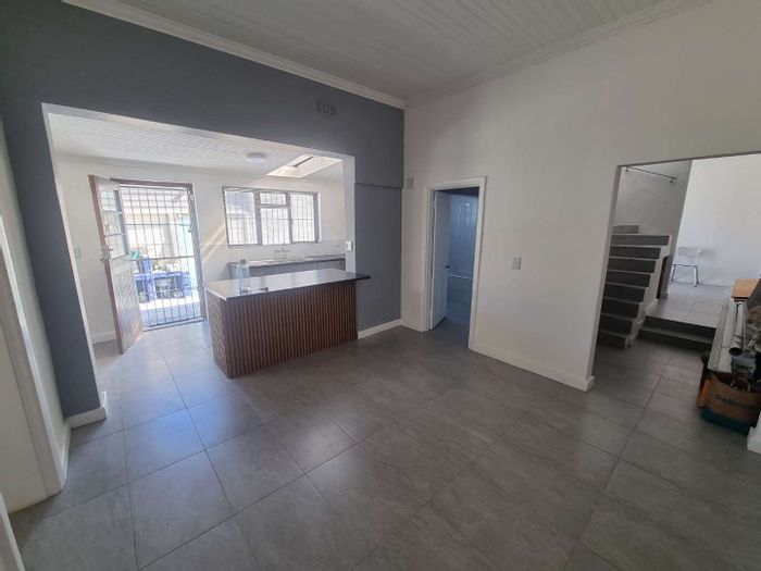 Wynberg House To Rent: 3 bedrooms, open-plan kitchen, self-contained section, ample parking.