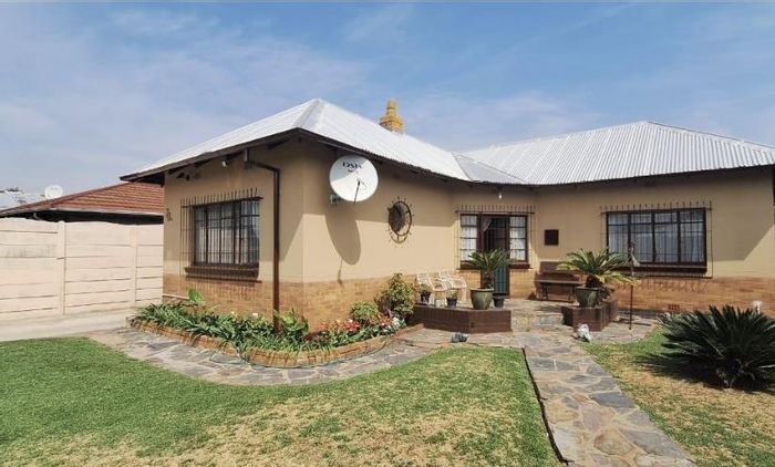 House for Sale in Alberton Central: 3 Bedrooms, Garden, Parking, Bond Assistance Available.