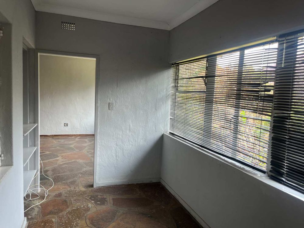 Enclosed balcony, study or 3rd bedroom