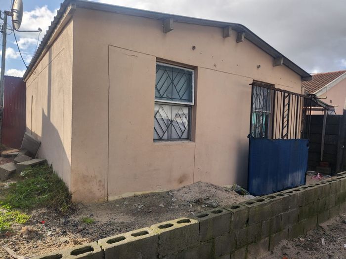 Affordable 2-Bedroom House in Mfuleni, Ample Parking, Expansion Potential - For Sale!