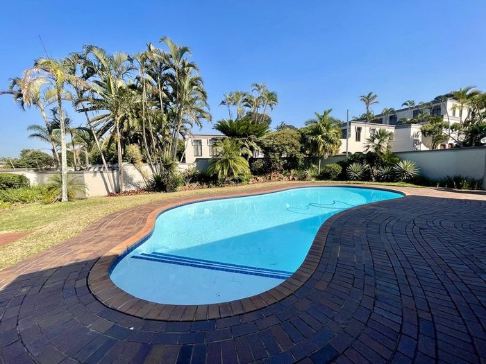 Umhlanga Rocks Central Townhouse To Rent: 4 beds, sea views, pool, secure complex.