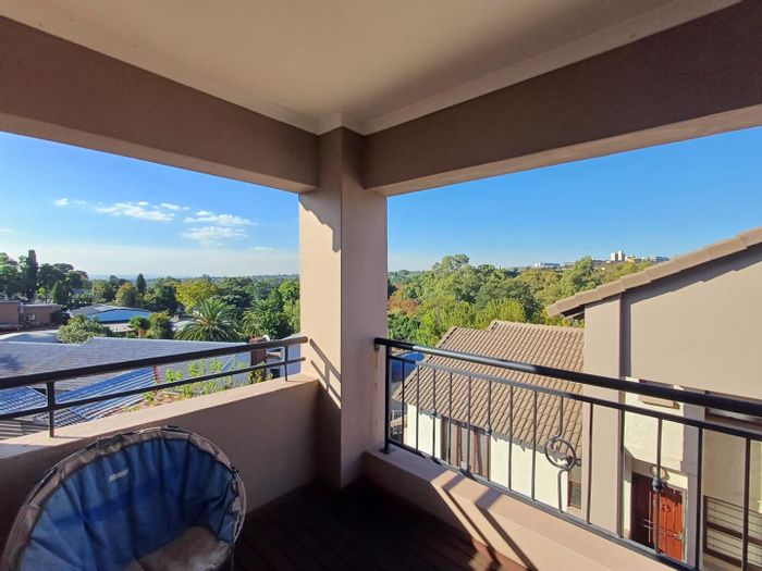 Ferndale Apartment To Rent: 2-bed duplex, balconies, parking, near amenities.