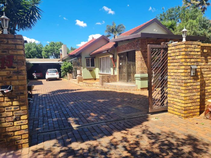 Ravenswood House For Sale: 3 bedrooms, pool, granny flat, double garage, study.