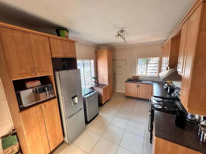 Edenvale Central House To Rent: Spacious, pool, near schools and shops. Available Feb 2025.