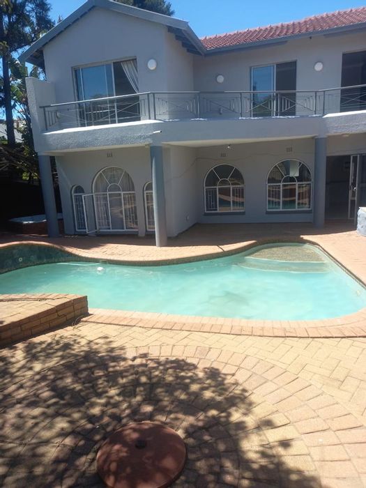 Mulbarton House For Sale: 5 beds, pool, study, balcony, near schools and shopping.